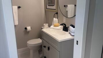 Een haardroger, handdoeken, zeep, toiletpapier