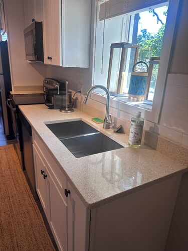 Charming bungalow with WiFi and AC in welcoming Cookeville