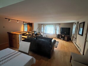 Smart TV, libri, impianto stereo, stampante