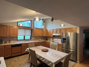 Geladeira, micro-ondas, fogão, cooktop