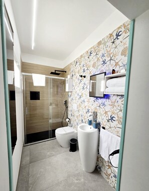 Shower, free toiletries, hair dryer, slippers - Aquamarina Rooms (Porto Cesareo)
