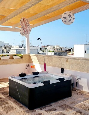 Outdoor spa tub - Aquamarina Rooms (Porto Cesareo)