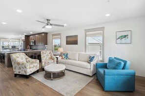 Smart TV - CANAL FRONT "Paradise Palms 1" is a luxury townhome with gulf views, sleeps 10, short walk to beach! (Mexico Beach)