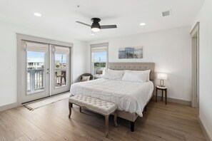 3 bedrooms, free WiFi, bed sheets - CANAL FRONT "Paradise Palms 1" is a luxury townhome with gulf views, sleeps 10, short walk to beach! (Mexico Beach)