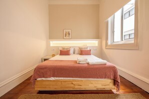 6 quartos, ferros/tábuas de passar roupa, Wi-Fi, roupa de cama