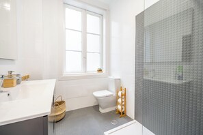 シャワー、ヘアドライヤー、タオル、石鹸