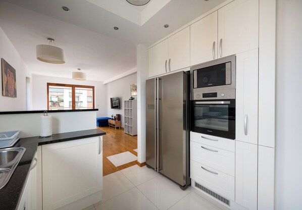 Kühlschrank, Mikrowelle, Ofen, Herdplatte