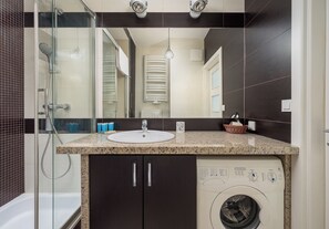 Douche, sèche-cheveux, serviettes fournies, savon