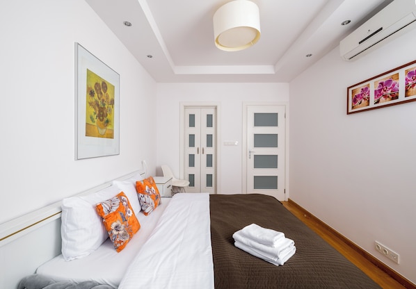 2 bedrooms, iron/ironing board, WiFi, bed sheets