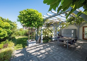 Outdoor dining - Praska Ostoja Apartment (Warszawa)