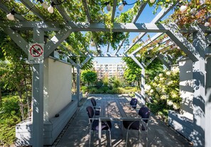 Outdoor dining - Praska Ostoja Apartment (Warszawa)