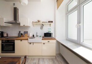 Kylskåp, mikrovågsugn, ugn och spishäll