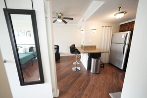 2 habitaciones, escritorio, tabla de planchar con plancha y wifi gratis