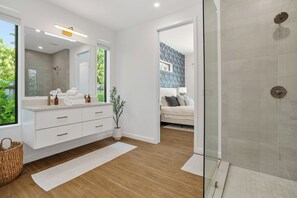 Douche, articles de toilette écologiques, sèche-cheveux