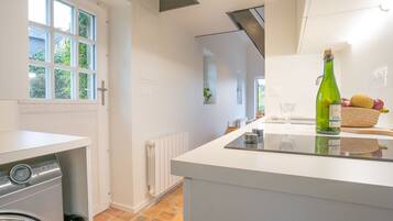 Réfrigérateur, grille-pain, batterie de cuisine, vaisselle et ustensiles