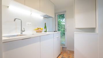 Réfrigérateur, grille-pain, batterie de cuisine, vaisselle et ustensiles