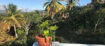 Charming 2-bedroom farmhouse in enchanting El Limón with WiFi