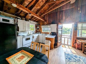 Fridge, microwave, oven, stovetop - Waterfront Cabin with Kayaks & Fire Pit, 1 Dog ok (Franklin)