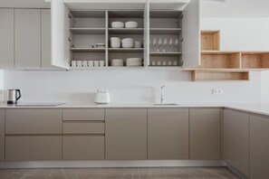 Kühlschrank, Mikrowelle, Ofen, Herdplatte