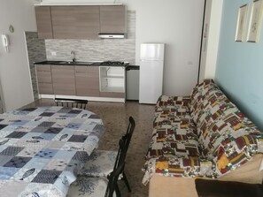 Interior - Apartment 'Mareva 3 Bedrooms by the Sea' with Sea View, Private Terrace and Wi-Fi (Lido di Jesolo)