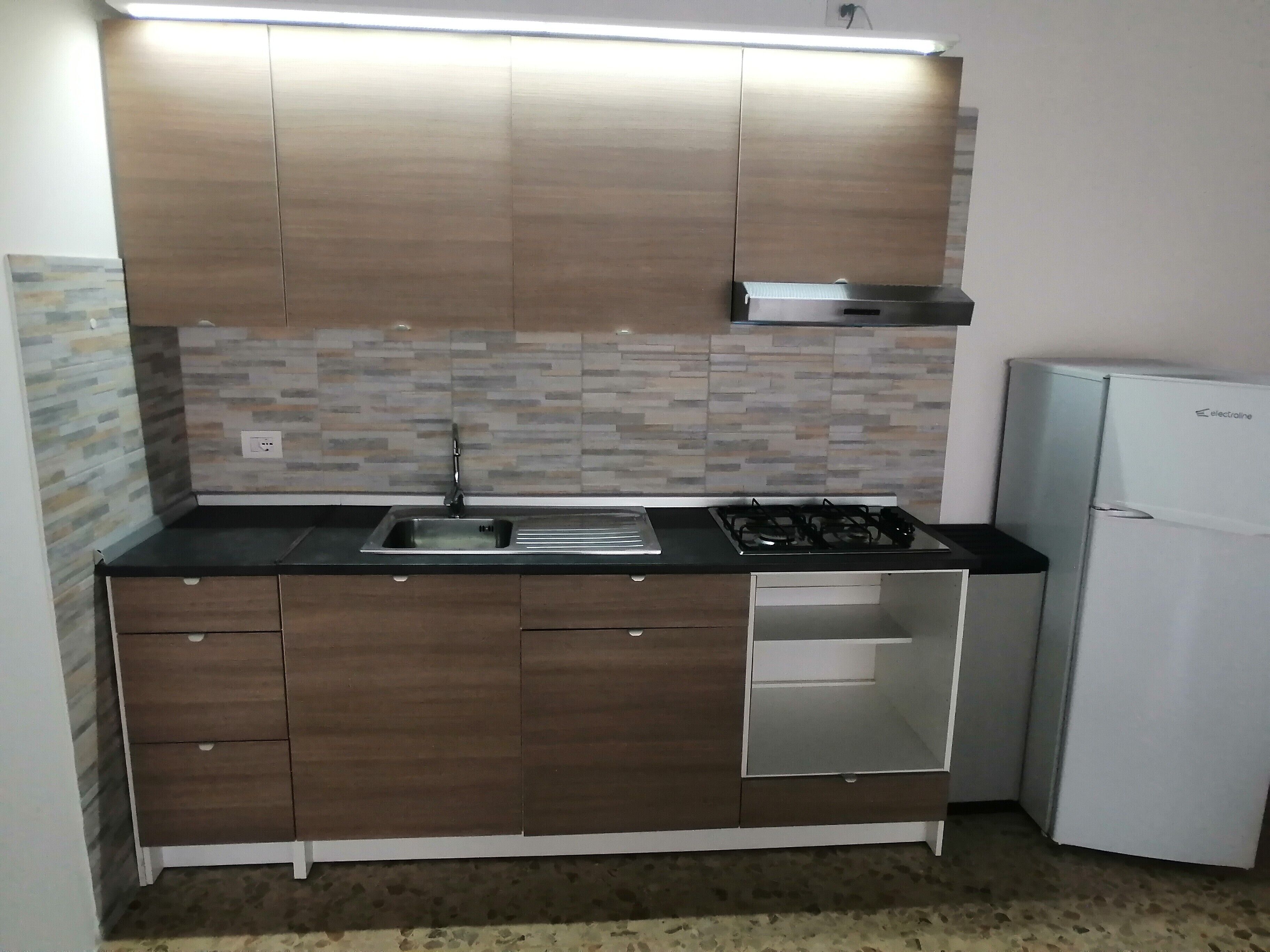 Kühlschrank, Herdplatte, Kochgeschirr/Geschirr/Besteck