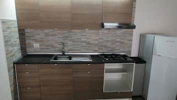 Kühlschrank, Herdplatte, Kochgeschirr/Geschirr/Besteck