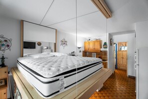 1 soverom og strykejern/-brett