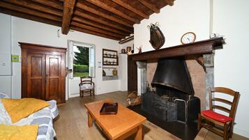 TV, fireplace, ping pong, stereo