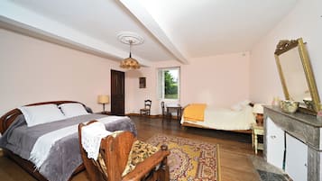 3 bedrooms, iron/ironing board, free WiFi, bed sheets