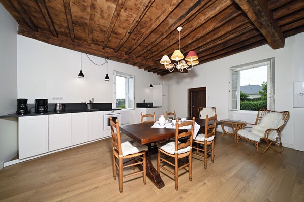 Dining - Holiday Home 'La Maison Bayle' with Mountain View, Private Garden and Wi-Fi (Mauvezin)