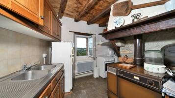 Een koelkast, een magnetron, een oven, een kookplaat