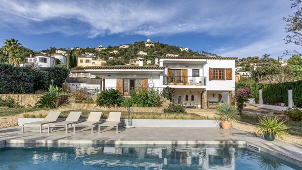 A modern villa with a swimming pool, outdoor seating, and a hillside view. - Villa 'Les Aulines' with Mountain View, Wi-Fi and Air Conditioning (Calonge)