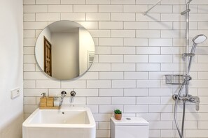 Shower, free toiletries, towels - Villa 'Les Aulines' with Mountain View, Wi-Fi and Air Conditioning (Calonge)