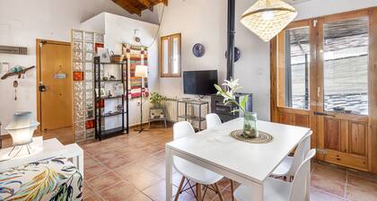 Apartment 'Casita Mona Y Acogedora' with Private Terrace, Wi-Fi and Air Conditioning