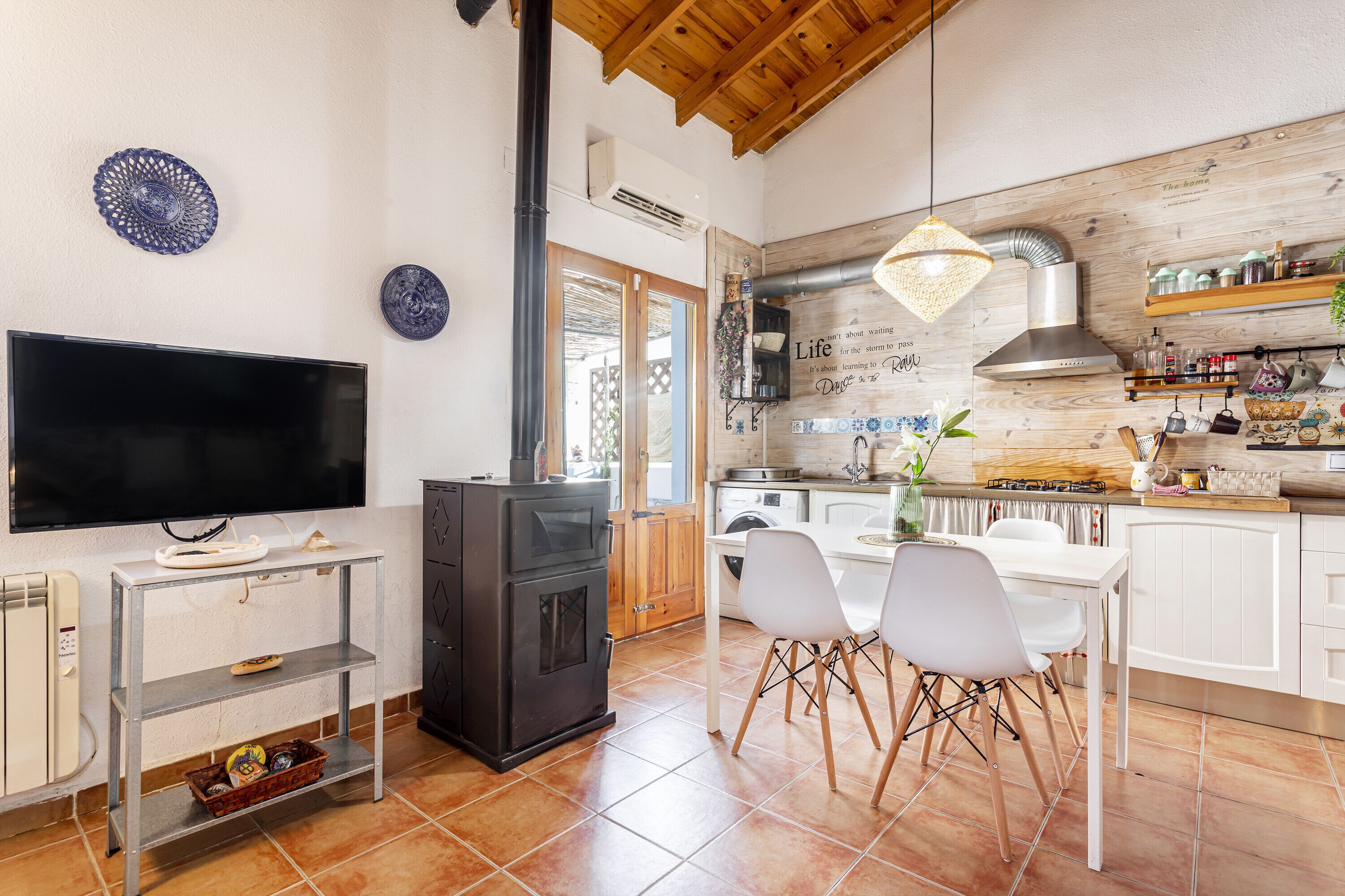 Frigorífico, horno, placa de cocina y cafetera o tetera