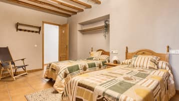 4 bedrooms, iron/ironing board, free WiFi, bed sheets