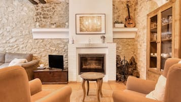 TV, fireplace