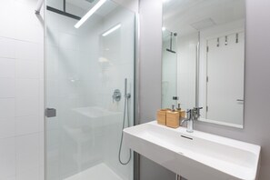 Ducha, secador de pelo, toallas