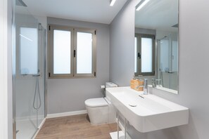 Suihku, hiustenkuivaaja, pyyhkeet