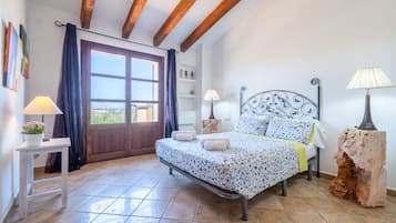 4 makuuhuonetta, silitysrauta/-lauta, ilmainen Wi-Fi, vuodevaatteet