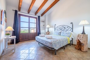 4 bedrooms, iron/ironing board, free WiFi, bed sheets