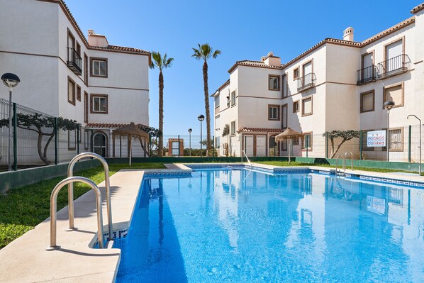 A heated pool - Apartment 'Beach and Pool Laguna Beach A113' with Sea View, Shared Pool and Wi-Fi (Torrox)
