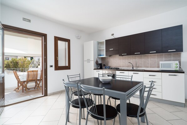 Frigorifero, microonde, forno, piano cottura