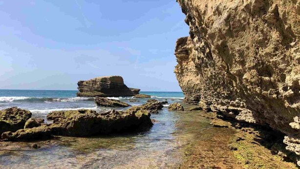 A coastal landscape with clear water, rocky formations, and a sandy beach. - Apartment 'Calderon' with Air Conditioning (Barbate)