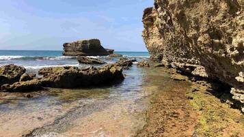 Una spiaggia nelle vicinanze