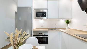 Refrigerador, microondas, horno, placa de cocina