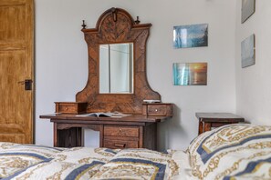 1 bedroom, bed sheets