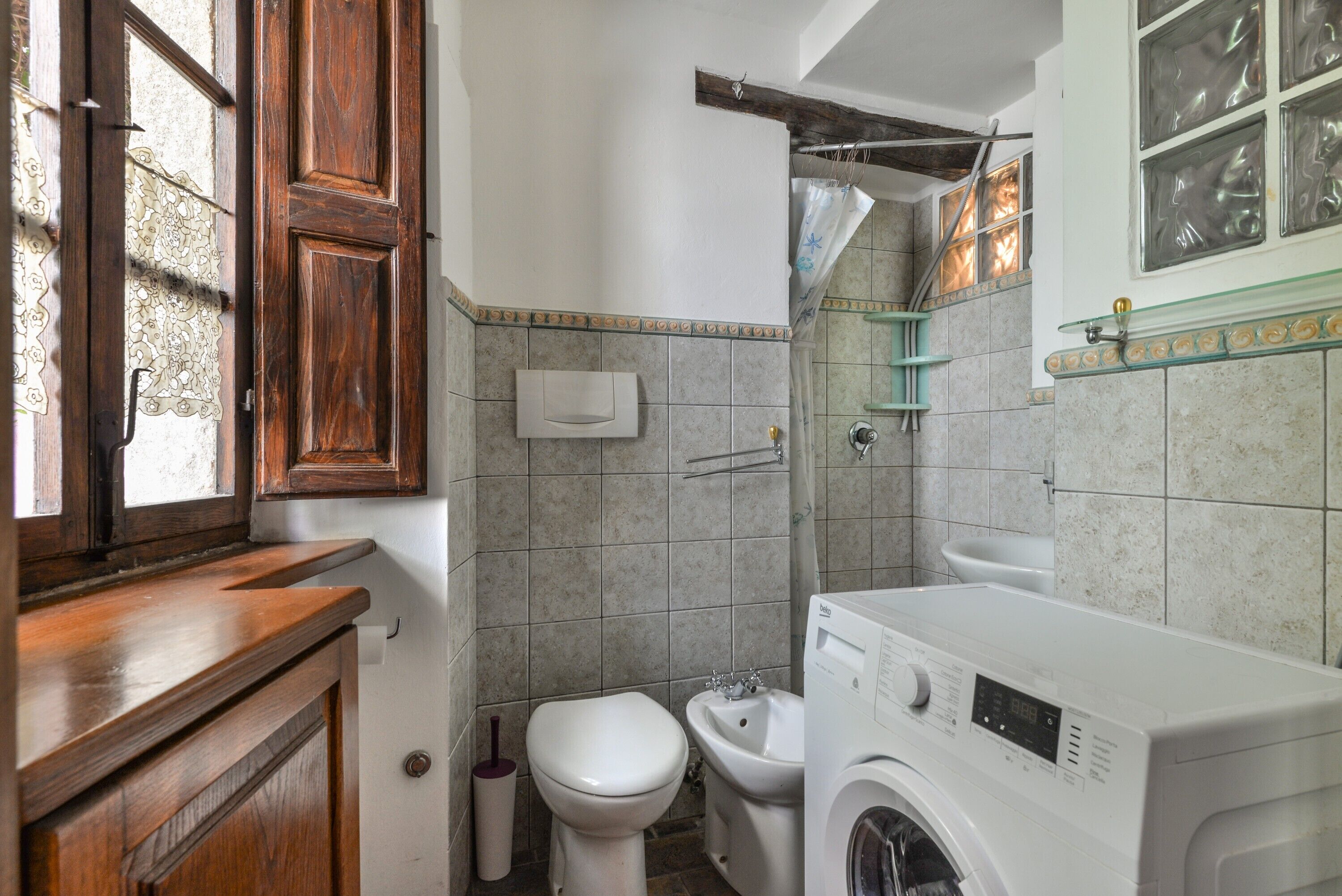 Douche, sèche-cheveux, serviettes fournies