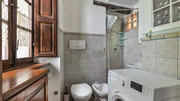 Douche, sĂšche-cheveux, serviettes fournies