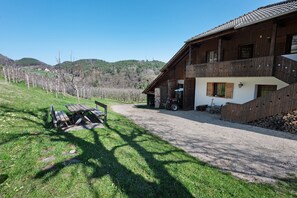 Outdoor dining - Apartment 'Petra' with Mountain View, Shared Garden and Wi-Fi (Appiano)